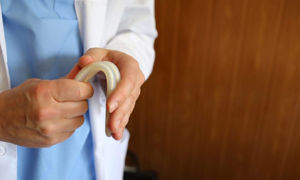 Médico com uma borracha sobre a mão