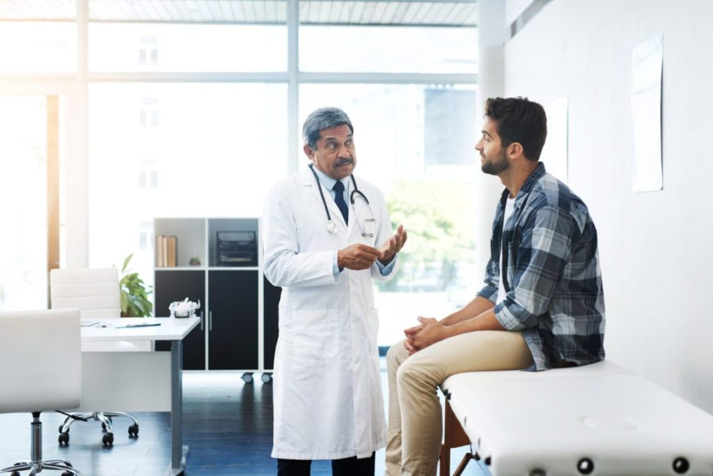 Homem em consulta médica