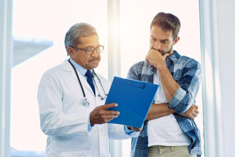 Médico mostrando exames para o paciente