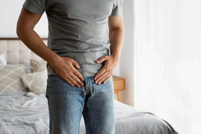 Homem com as mãos na frente da calça