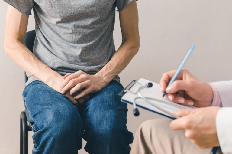 Homem se consultando com médico