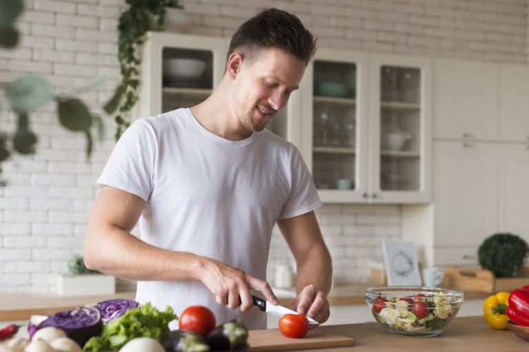 Homem cozinhando