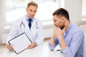 Médico mostrando resultados para paciente