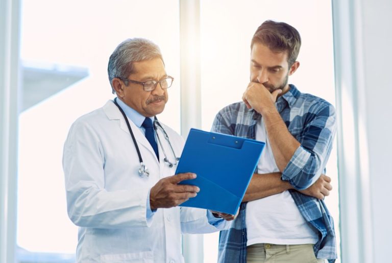 Homem em consulta com médico