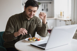 Homem se alimentando saudável