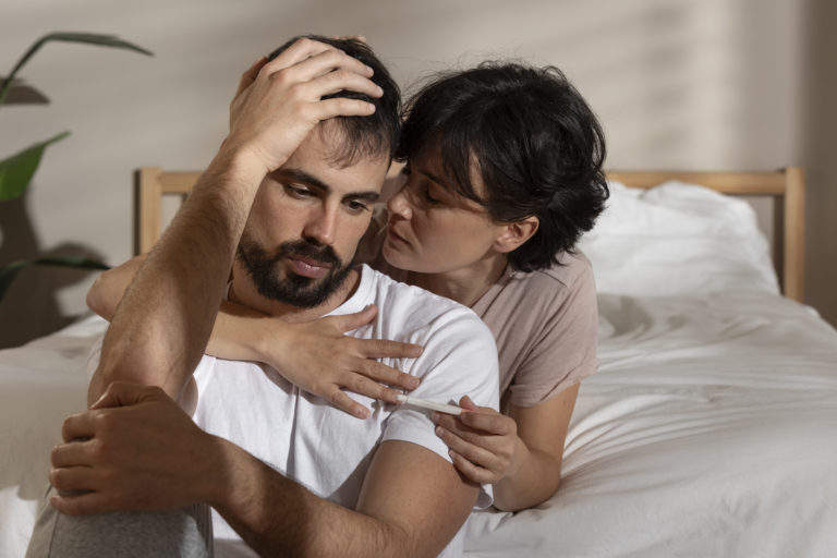 Homem frustrado e mulher consolando ele