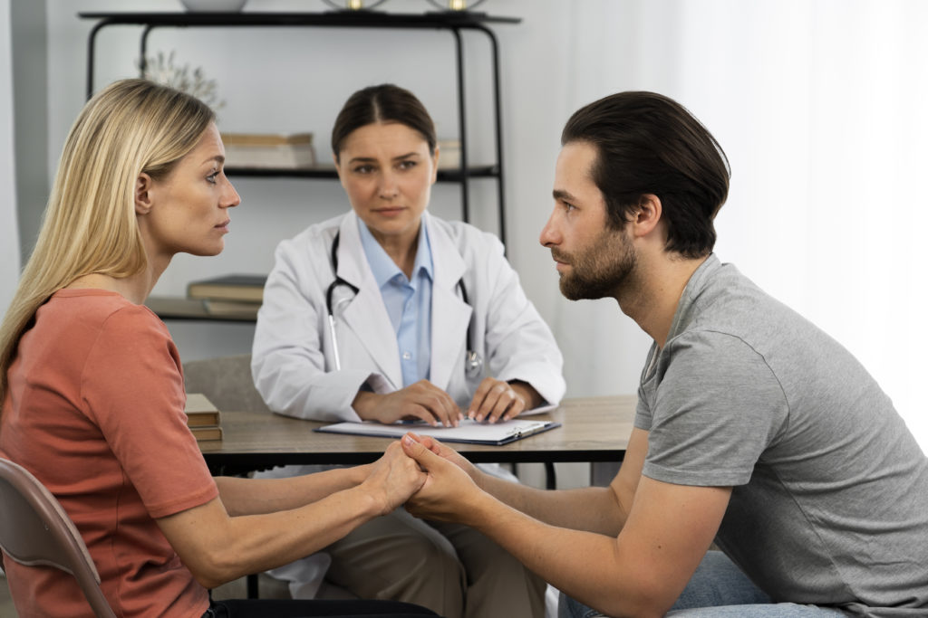 Casal em consulta com médica