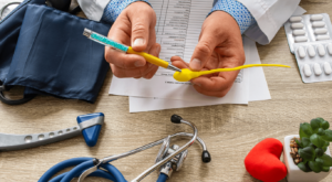 médico com uma caneta na mão e uma vasectomia