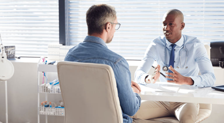 Homem em consulta com médico