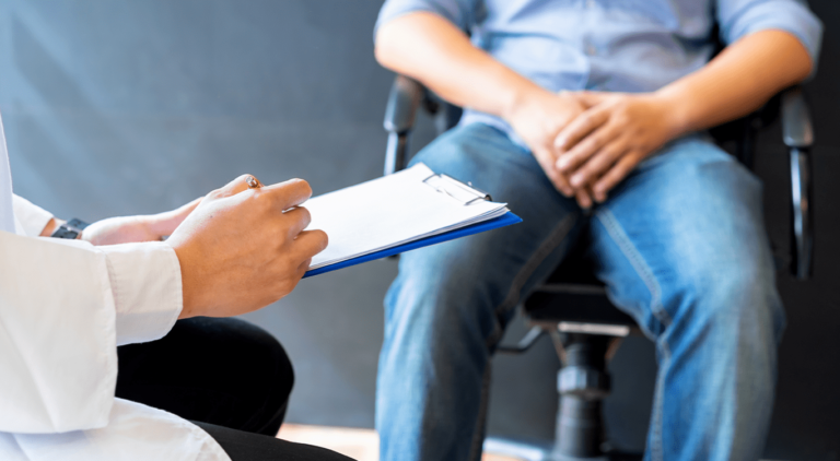 Homem em consulta com médico