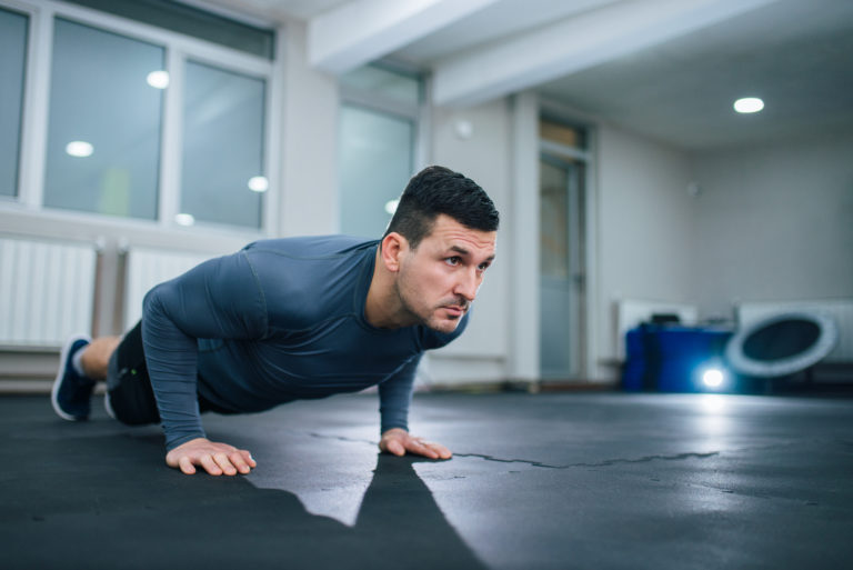 Homem realizando exercício