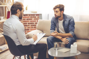 Homem em consulta com psicólogo