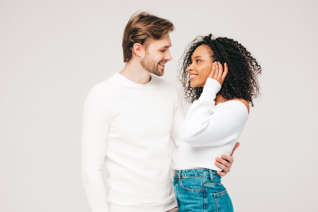 Homem e mulher abraçados sorrindo